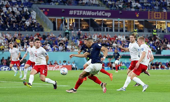 Мбапе вкара и двата гола при победата 2:1 над Дания. СНИМКА: РОЙТЕРС