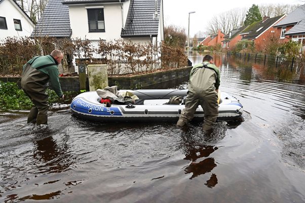 Почти цяла Долна Саксония е под вода след обилни валежи, които обхванаха Германия СНИМКИ: Ройтерс