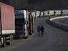 Загубите на българският транспортен бизнес от блокадата на границата ни с Гърция тепърва ще се изчисляват, но по предварителни данни те са за над 10 милиона евро. Това каза пред БНТ Йордан Арабаджиев, изпълнителен директор на Съюза на международните превозвачи.
Той бе категоричен, че ще се търсят варианти за компенсиране на тези загуби,