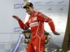 Фетел спечели в Бахрейн и води в класирането