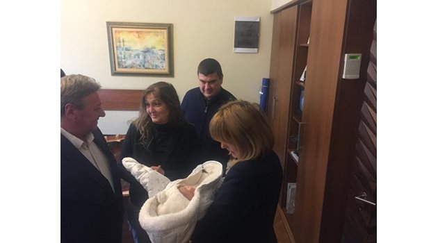 Столичният кмет Йорданка Фандъкова с първото бебе по програмата - Самуил, който се роди през 2016 г.