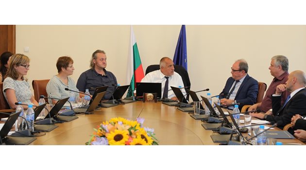 Премиерът Бойко Борисов разговаря в сряда с председателя на БАН акад. Юлиан Ревалски и с шефа на НИМХ проф. Христомир Брънзов (вдясно).
