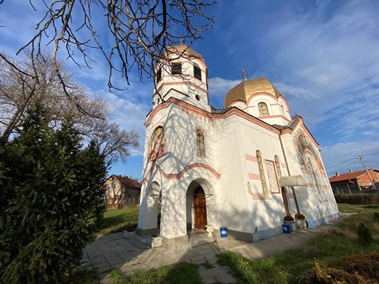 Храм "Св. Николай Чудотворец" в кв. "Славовци"