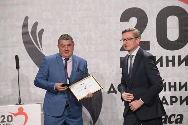 Кметът на село Чавдар Григор Даулов (вляво) получи наградата си от изпълнителния директор на “Геотехмин” ООД Доминик Хамерс.