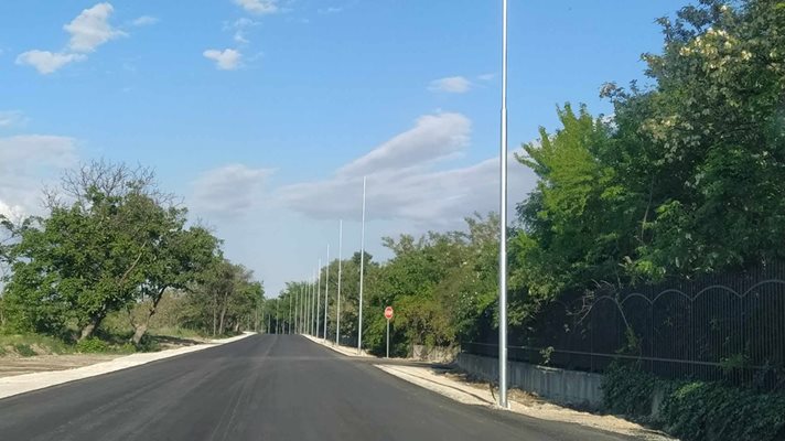 Новият асфалт започна от табелата на община "Марица" и свършва до Разсадника. Разстоянието е 1 километър.