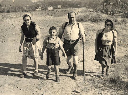 Ицко Финци на разходка в планината с баща си, майка си и сестра си
СНИМКА: АРХИВ