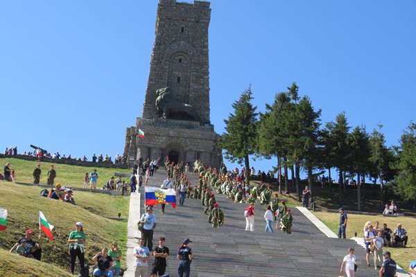 Венци и цветя на признателност поднесоха политици и граждани