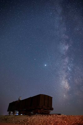 Метеор преминава покрай звездите по време на годишния метеорен дъжд Персеиди близо до границата между Израел и Египет в Езуз, Южен Израел, 12 август 2020 г.
