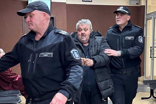 Охраната доведе Атанас Учкунов в Пловдивския апелативен съд.