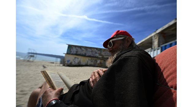 Някои използваха топлото време, за да релаксират с книга на плажа