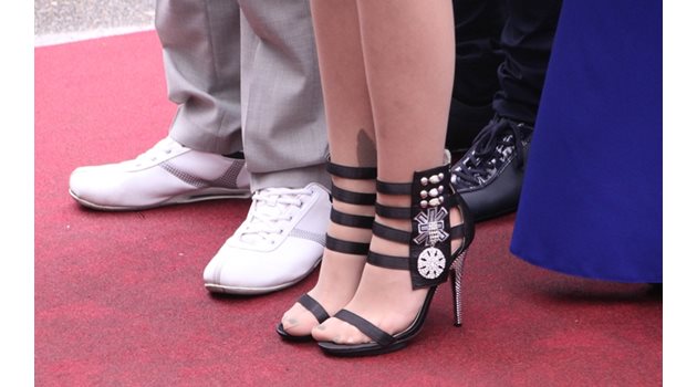 Абитуриентка в Търново сложи сандали върху чорапогащник. По червен килим там мина и момиче с бели кецове.
