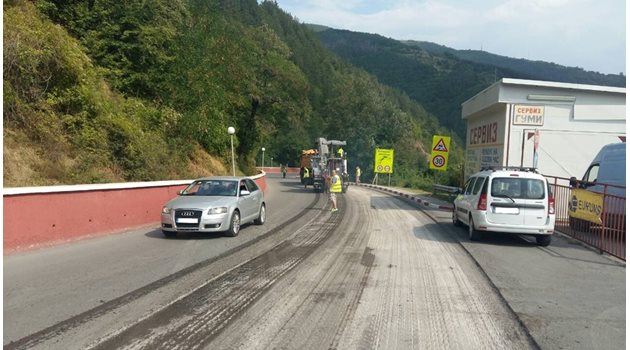 В понеделник започна ремонтът на пътната настилка на участъка край Своге, включително и в този на катастрофакат, при която загинаха 17 човека. Преасфалтирането трябва да започне в сряда.