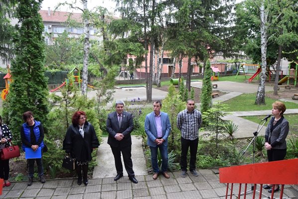 Инж.Добромир Добрев и гости дадоха старт на енергоефективния ремонт на детската градина
