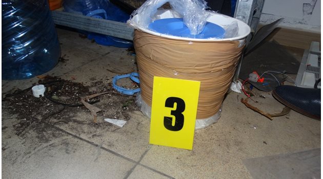 Част от намерените взривни вещества в дома на ученика. СНИМКА: МВР