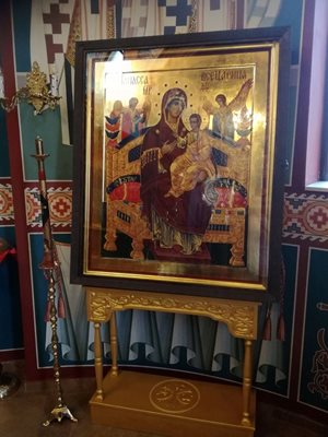 Иконата на св. Богородица Всецарица в олтара на църквата в "Лозенец" / Снимки: Авторът