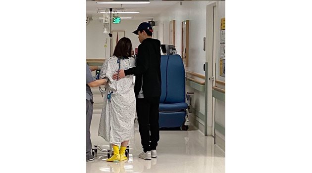 Фигуристката прави първи стъпки в болницата с помощта на своя брат и партньор на леда Алекс.