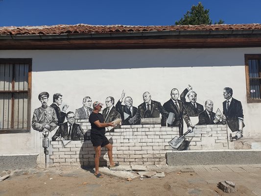 Творбата с небрежно чувство за хумор / Снимки: Staro Zhelezare Street Art Village