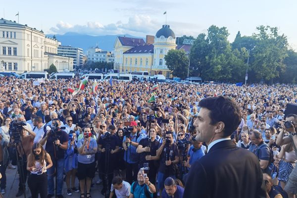 Никола Минчев натрупа популярност след свалянето му като председател на парламента и е харесван от ДБ за министър-председател.