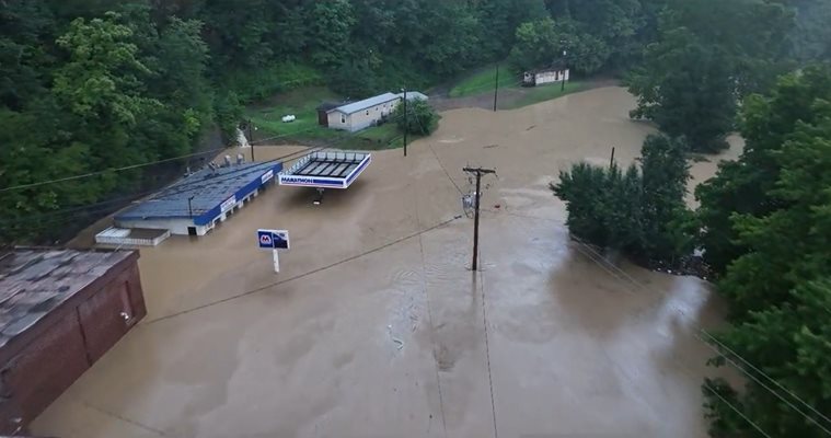 Осем загинали при наводнение в щата Кентъки Кадър: Туитър/Booker4KY