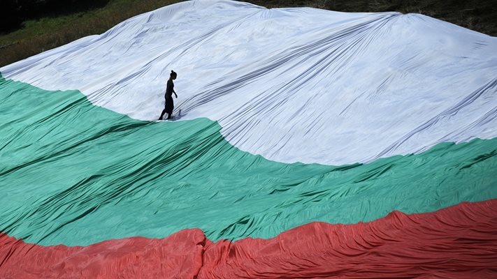 Издигат знаме рекордьор в Рожен