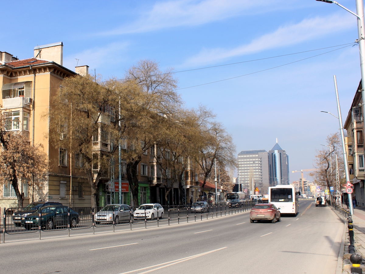 Монтират нови оградни пана на бул. „Цар Борис III Обединител"