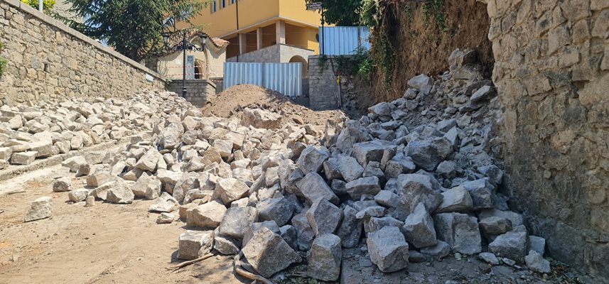 Падналата подпорна стена ще бъде възстановена, увери Георги Стаменов.