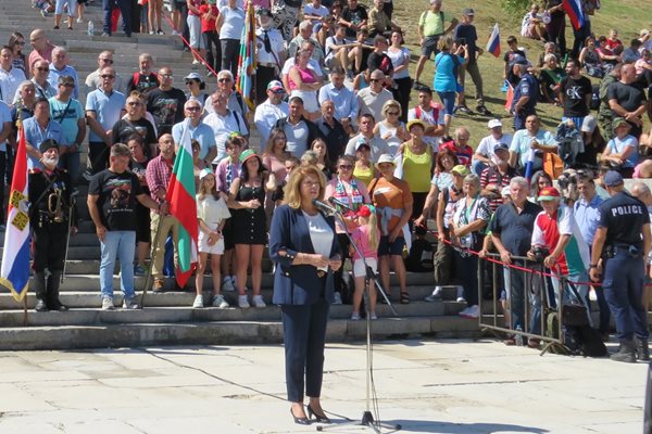 Илияна Йотова произнесе тържествено слово на Шипка