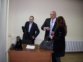 Красимир Крулев (в средата) в съдебната зала с жена си Димитрина и адвокат Пенко Ненов