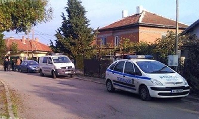 Криминалистите оглеждаха дома на убития фермер Кунчо Кунчев. Снимка: Валери Ведов
