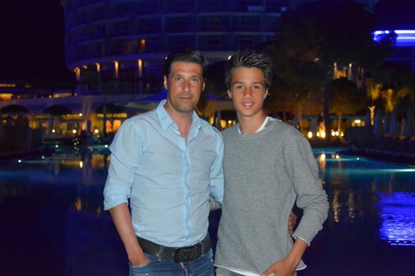Треньорът и синът му Илия Груев-младши по време на семейна почивка. Освен визуална двамата имат и някои прилики във футбола.