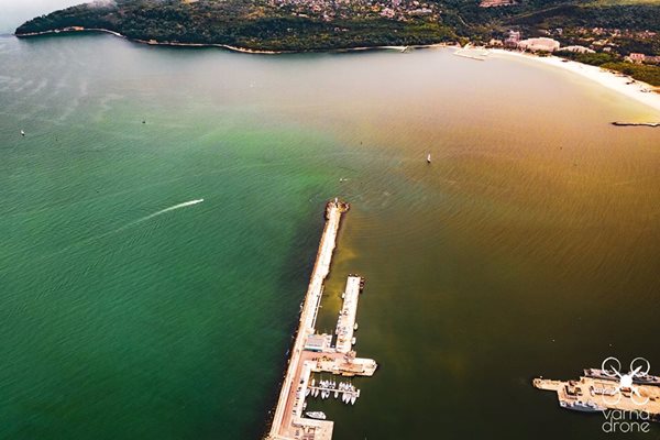 Тази снимка бе разпространена за състоянието на Варненското езеро - за нея Георги Александров пише, че е “манипулативна”. СНИМКА: VARNA DRONE