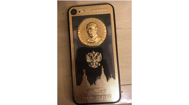 Това е телефонът с образа на Путин, открит при обиска.

СНИМКА: “ВЕЧЕРЕН КИЕВ”