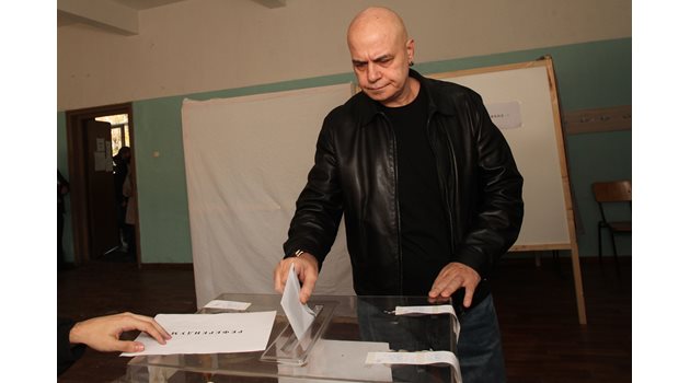 Слави Трифонов гласува на инициирания от него и екипа му референдум през 2016 г., който включваше промяна на избирателната система в мажоритарна в два тура. Веднъж в парламента идеята беше оставена на заден план. СНИМКА: Румяна Тонева