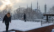 Сняг затрупа Атина и Истанбул