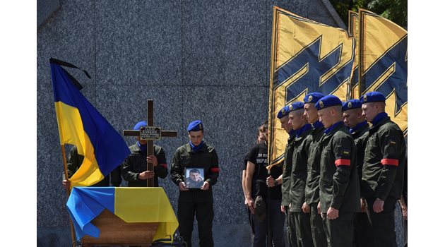 Украински войни почитат загиналите си другари. Руската пропаганда твърди, че Украйна сама е унищожила затвора с военнопленниците от отряда "Азов".