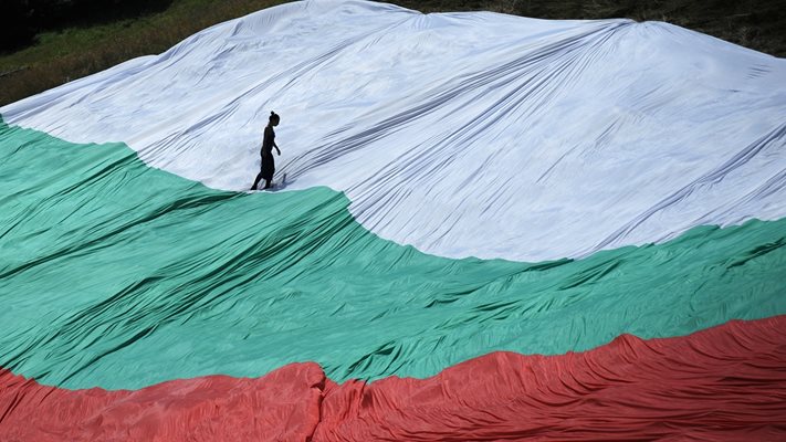 Още по-огромно знаме може да изпълни Роженските поляни