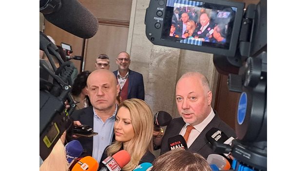 Депутатите на ГЕРБ коментираха пред медиите гласуваната оставка на правителството