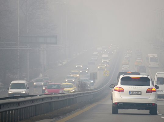 Мъглите допълнително влошават качеството на въздуха през зимните месеци. Снимка: Йордан Симеонов