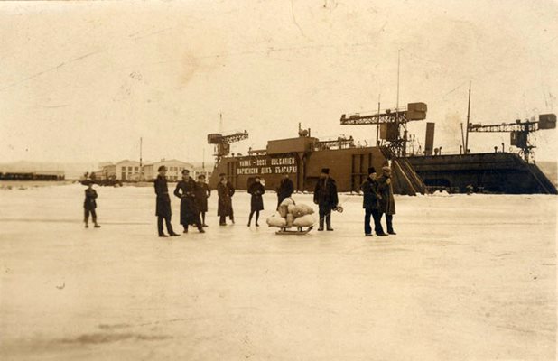 Моряци ходят по замръзналото пристанище в морската столица / Снимки: Регионална библиотека "Пенчо Славейков" – Варна, и Регионален исторически музей - Русе