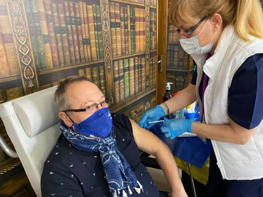 Мамалев изпитва леко неразположение след имунизацията с ваксината на "АстраЗенека"
