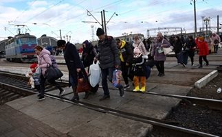 Над 200 бежанци са настанени след обаждания на дежурния телефон в
Добрич
