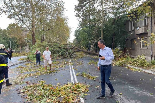 Кметът Димитър Николов оглежда щетите от бурята.