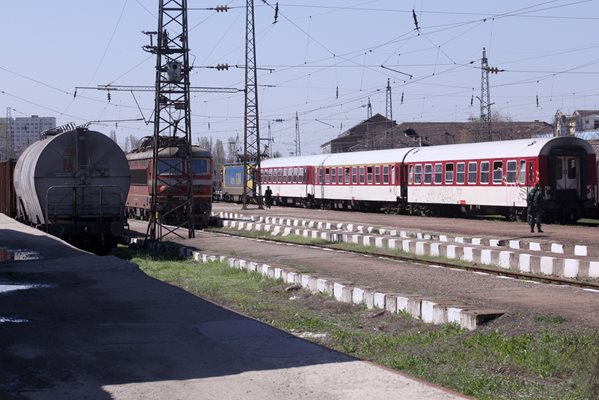 БДЖ съобщават, че ще ремонтират старите вагони и че те ще бъдат климатизирани.