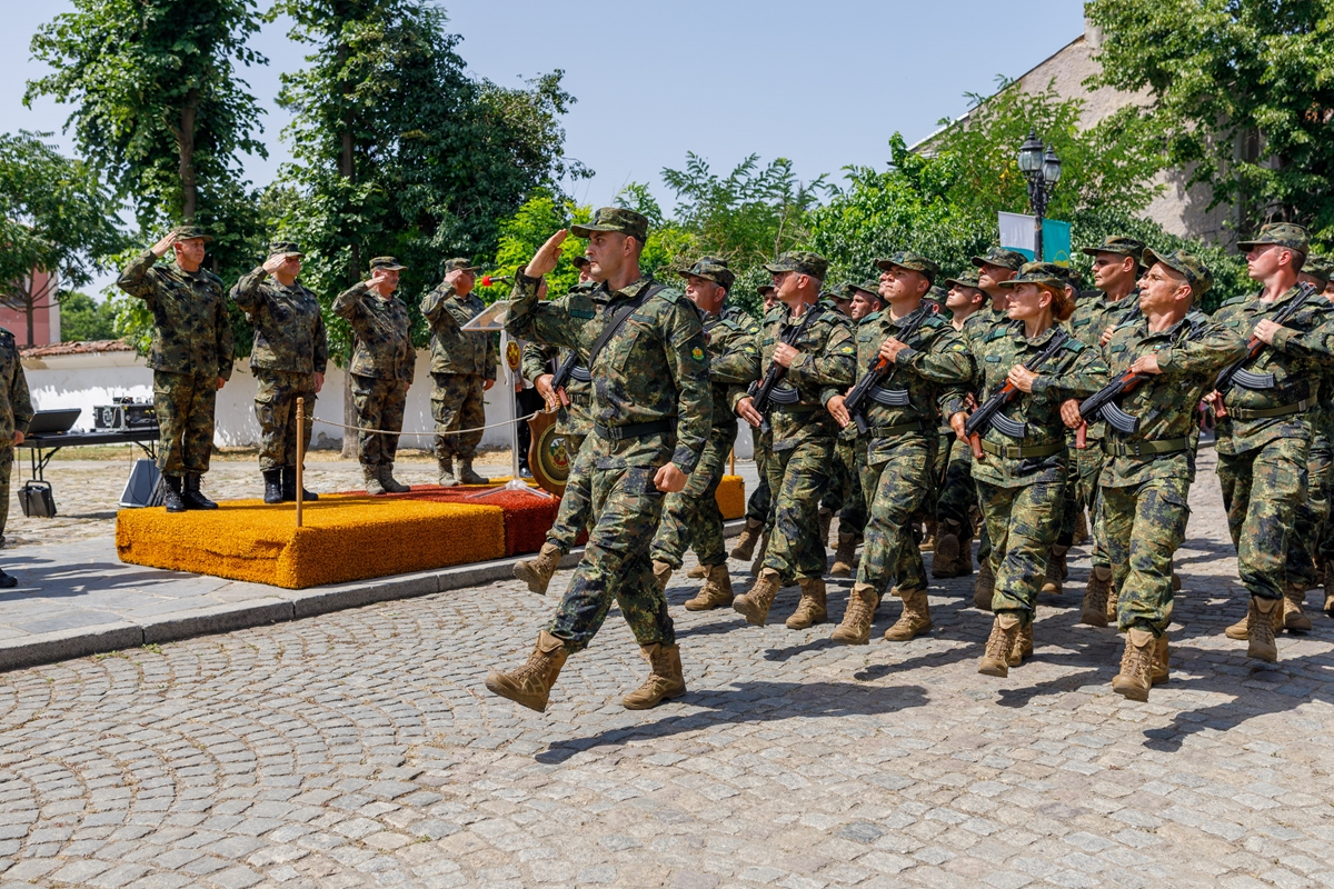 Изпращат български военни в НАТО в Косово