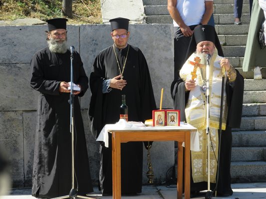 Великотърновският митрополит Григорий отслужи заупокойна молитва и предаде благословията от Патриарх Даниил