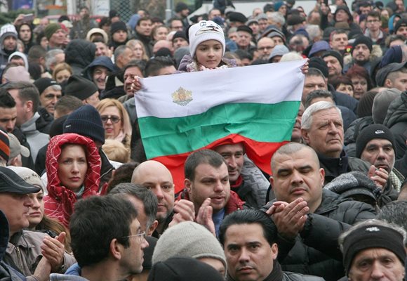Многолюдният протест със знамена тръгна от Второ РУ в Пловдив към поркуратурата.