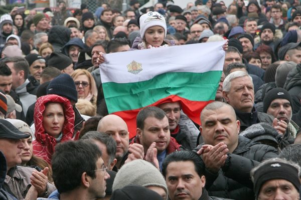Многолюдният протест със знамена тръгна от Второ РУ в Пловдив към поркуратурата.