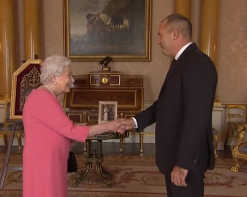 Кралица Елизабет и Румен Радев  Кадър: youtube/The Royal Family Channel