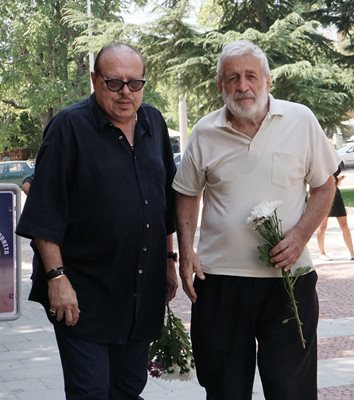 Петър Берон (вдясно) и Иван Тенев бяха сред известните хора, дошли да се сбогуват с атрактивния бивш политик.