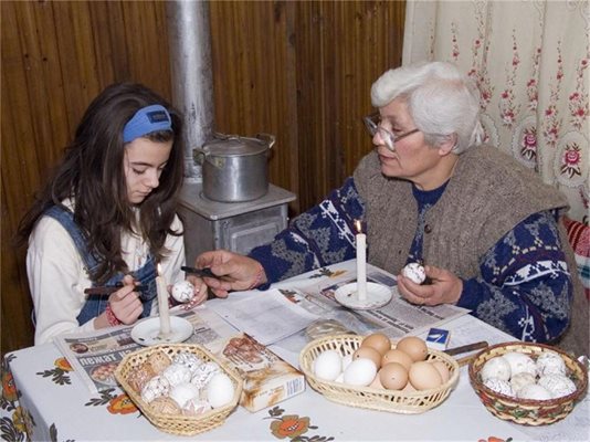 Майсторката на писани яйца Гера Грънчарова учи внучката си как се рисува с восък. СНИМКИ: АВТОРЪТ И АРХИВ
